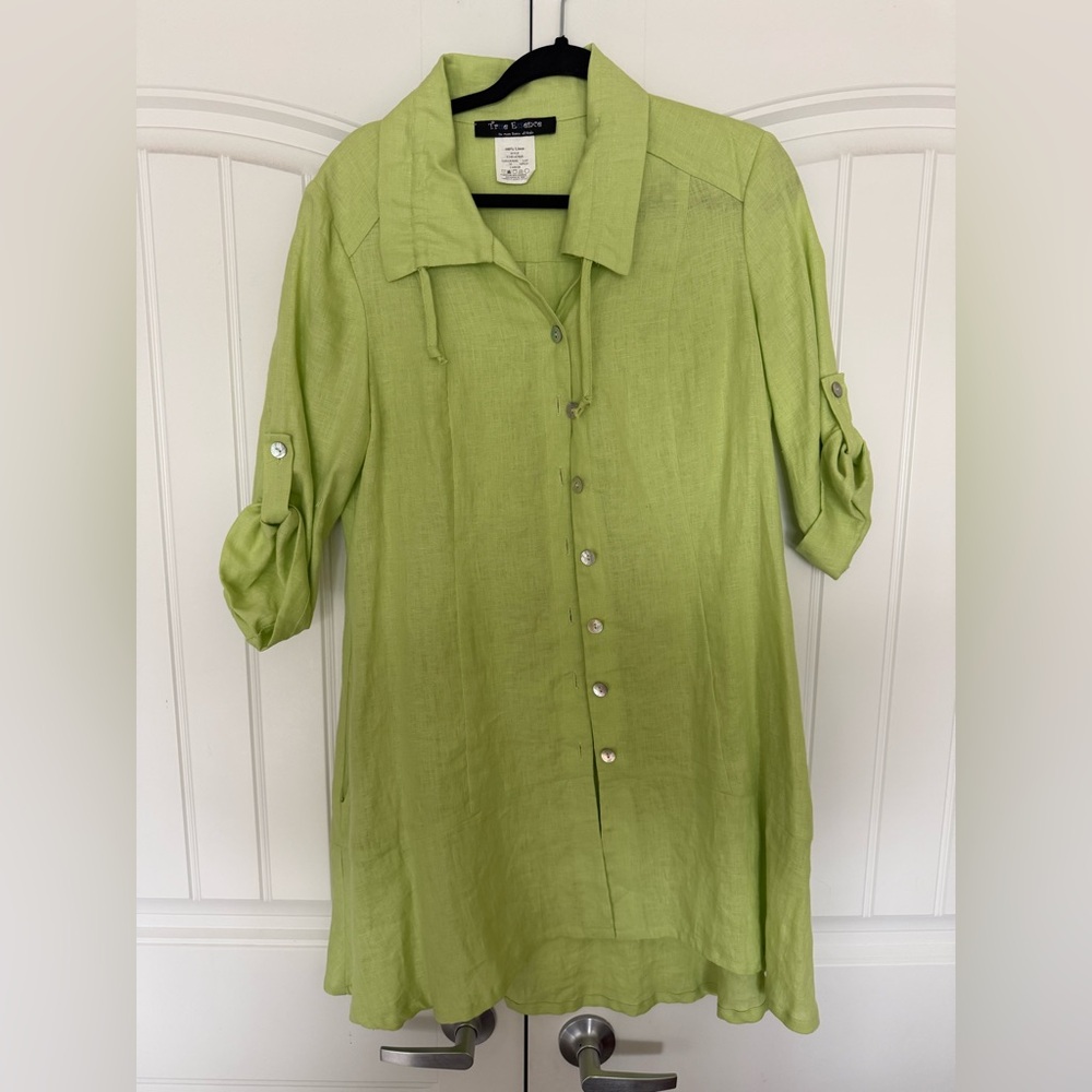 🌻 3/$12 True Essence Light Green Button-Front Linen  Top
